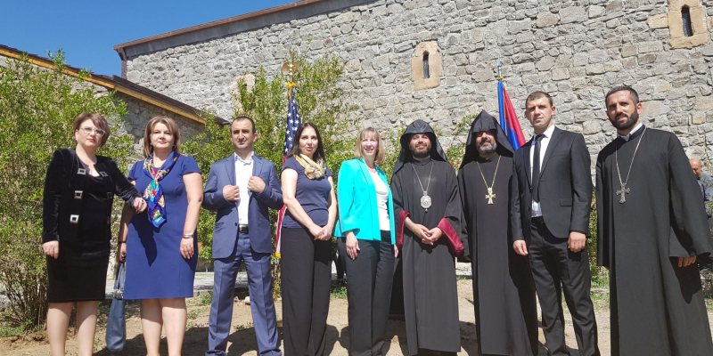 ՀՀ ԿԳՄՍ նախարարի տեղակալ Նարինե Խաչատուրյանը և ՀՀ-ում ԱՄՆ դեսպան Լին Թրեյսին մասնակցել են Մեղրու Սուրբ Հովհաննես եկեղեցու վերաբացման արարողությանը