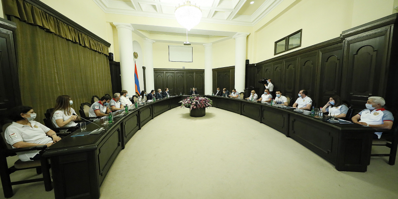 Prime Minister Nikol Pashinyan receives the Armenian Olympic team