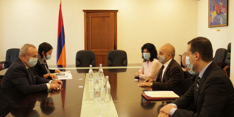 Նախարար Վահրամ Դումանյանն ընդունել է «Անուշավան և Օֆիկ Աբրահամյան» հիմնադրամի ներկայացուցիչներին