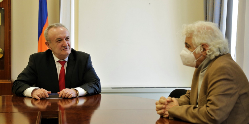 Vahram Dumanyan receives composer Loris Tjeknavorian