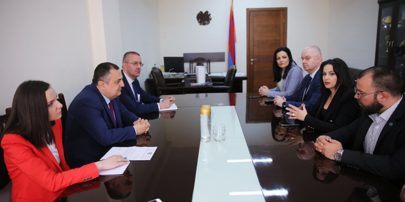 Karen Giloyan receives the Secretary-General of the Serbian Chess Federation