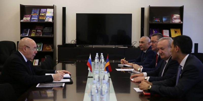 Vahram Dumanyan receives Mikhail Shvydkoy