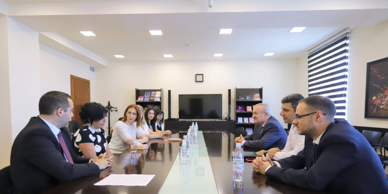 Ժամանակակից արվեստի թանգարանը նշում է 50-ամյակը. Վ. Դումանյանը թանգարանի տնօրենին պարգևատրել է Ոսկե մեդալով