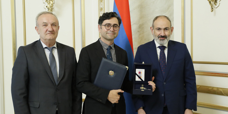 Վարչապետը Նոբելյան մրցանակակիր Արդեմ Փաթափությանին պարգևատրել է Սուրբ Մեսրոպ Մաշտոցի շքանշանով