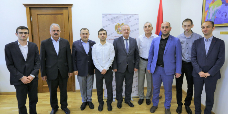 «Ձեր արծաթը մեզ համար ոսկու արժեք ունի». Վահրամ Դումանյանը ոսկե մեդալներով է պարգևատրել շախմատիստներին