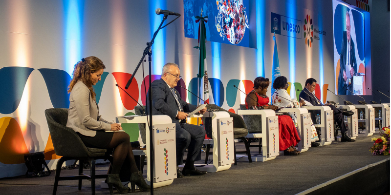 Minister V. Dumanyan delivers a report at the UNESCO “World Conference on Cultural Policies and Sustainable Development”