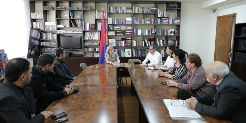 ESCS Deputy Minister Araksia Svajyan presents certificates of appreciation to the Yezidi language teachers