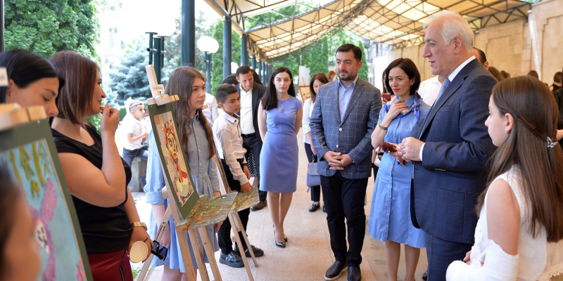 Նախագահական նստավայրի բացօթյա տարածքում կայացել է երեխաների ստեղծագործությունների ցուցահանդես