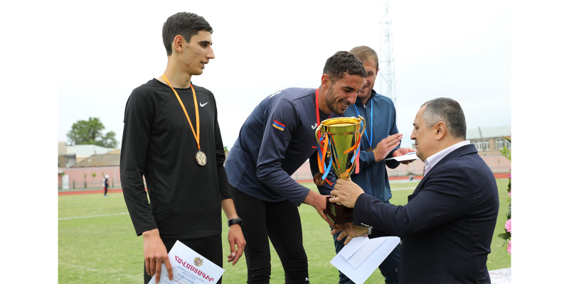 «Ակնկալում ենք բարձր և ազնիվ արդյունքներ». Կարեն Գիլոյանն Արտաշատի վերակառուցված մարզադաշտում հետևել է աթլետիկայի մրցաշարին
