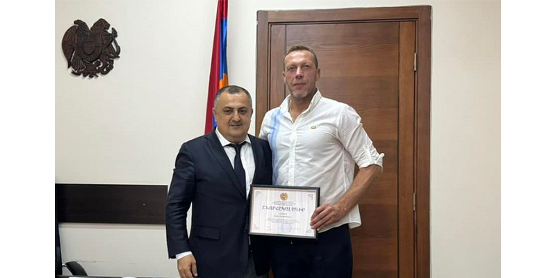 Հայաստանի ֆուտբոլի  ազգային հավաքականի նախկին դարպասապահ Ռոման Բերեզովսկին խրախուսվել է ԿԳՄՍՆ շնորհակալագրով