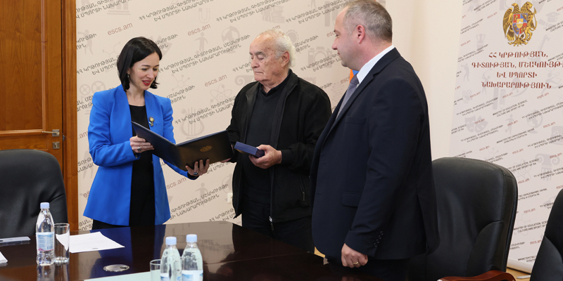 Zhanna Andreasyan awards the sector's devotees ahead of the International Day for Monuments and Sites