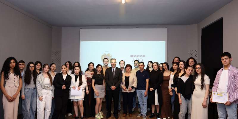 Դանիել Դանիելյանն ավարտական վկայականներ է հանձնել է «Կինոդպրոց առանց սահմանների» կրթական ծրագրի մասնակիցներին