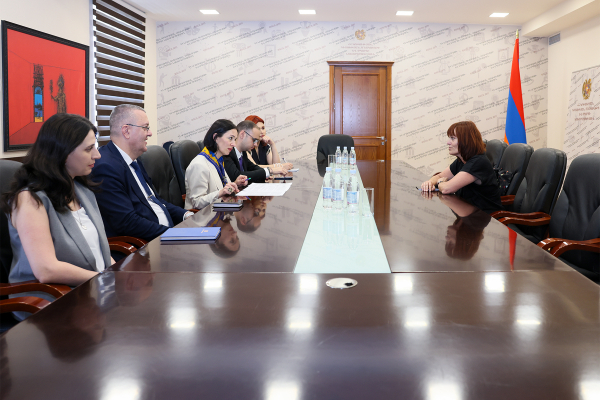 Ժաննա Անդրեասյանն ընդունել է ավստրիացի հայագետ Յասմին Դում-Թրագուտին