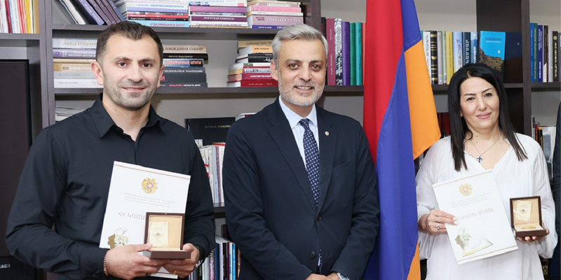 Երաժշտարվեստի ոլորտում ունեցած ավանդի համար Կարինե Հովհաննիսյանը և Վարդան Բադալյանը պարգևատրվել են ԿԳՄՍՆ մեդալով 
