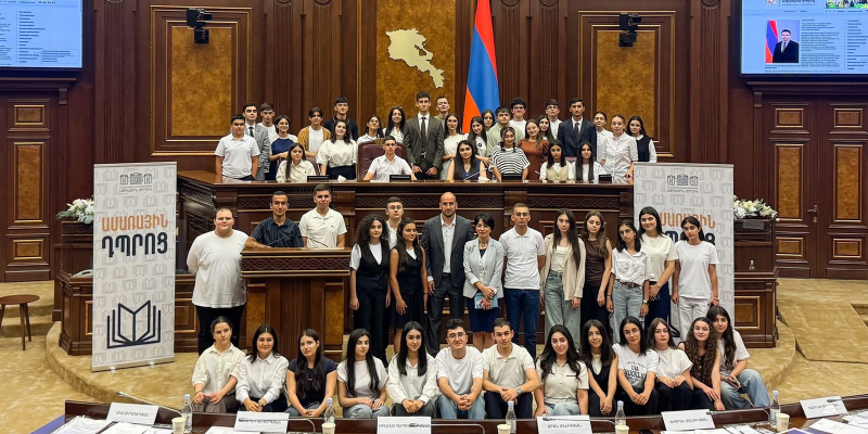 Ժաննա Անդրեասյանը հանդիպել է ԱԺ «Ամառային դպրոց» ծրագրի մասնակիցներին