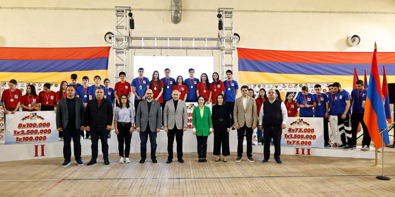 Впервые состоялся турнир по плаванию среди школьников на Кубок премьер-министра РА