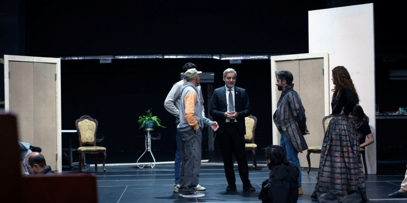 Դանիել Դանիելյանը ծանոթացել է Սոս Սարգսյանի անվան համազգային և Ստանիսլավսկու անվան ռուսական դրամատիկական թատրոններում ընթացող աշխատանքներին