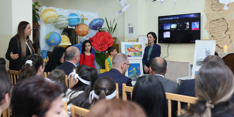 Ժաննա Անդրեասյանն Արտաշատում հանդիպել է պատանի ընթերցողների հետ