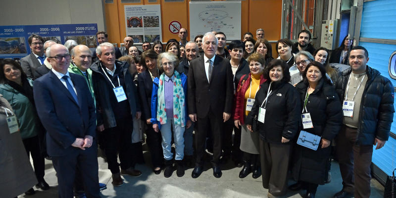 ՀՀ նախագահ Վահագն Խաչատուրյանը Միջուկային հետազոտությունների եվրոպական կենտրոնում հանդիպել է հայ ուսուցիչների հետ