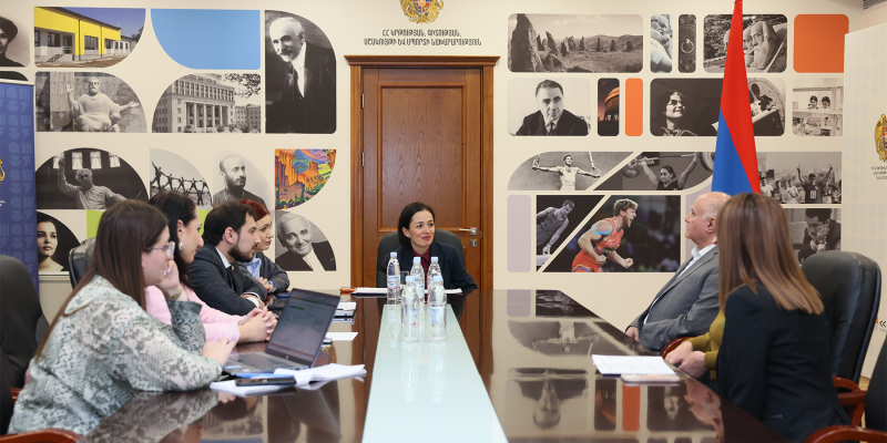 Ժաննա Անդրեասյանը հերթական անգամ ընդունել է ուսուցիչների