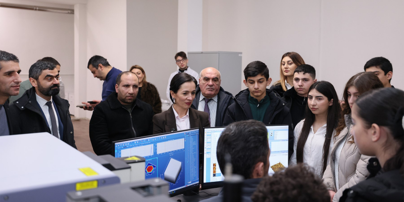 Ժաննա Անդրեասյանը դպրոցականների հետ այցելել է Քիմիական ֆիզիկայի ինստիտուտ