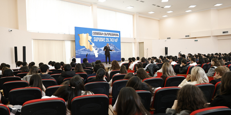 Վարչապետն ուսանողներին և աշակերտներին ներկայացրել է Իրական Հայաստանի գաղափարախոսությունը