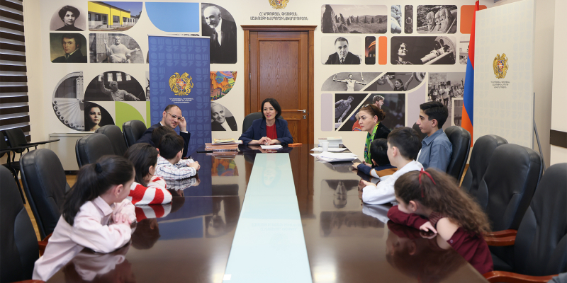 Նախարարը հանդիպել է Խնկո Ապոր անվան ազգային մանկական գրադարանի լավագույն ընթերցողներին