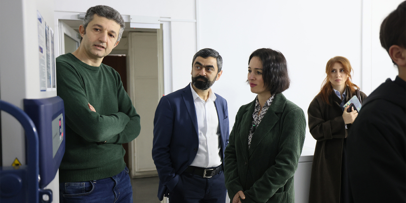 Ժաննա Անդրեասյանը Երևանի և ՀՀ մարզերի դպրոցականների հետ այցելել է ԳԱԱ մոլեկուլային կենսաբանության ինստիտուտ