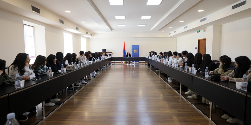 &laquo;Ոչ մի ուսանող ֆինանսական խնդրի պատճառով պետք է դուրս չմնա բուհից&raquo;. Ժաննա Անդրեասյանը հանդիպել է ուսանողների հետ