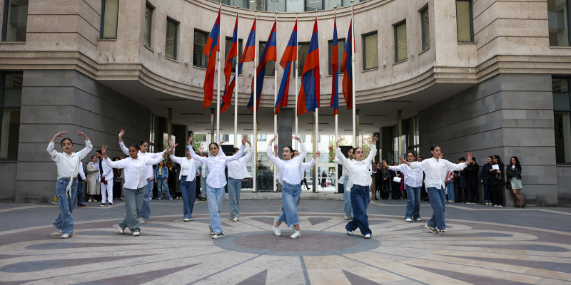&laquo;Արի՛, պարի՛&raquo; տոնական նախաձեռնության շրջանակում տեղի են ունեցել ֆլեշմոբեր
