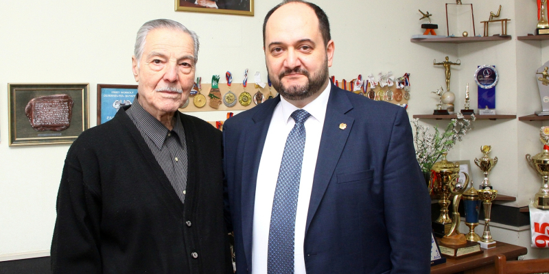 Министр Араик Арутюнян посетил Альберта Азаряна, который отмечает свой 91-й день рождения 