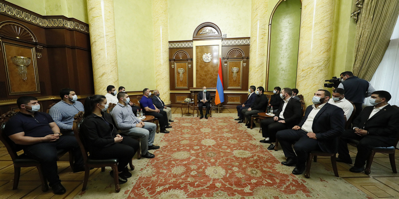 Nikol Pashinyan receives members of the Armenian national weightlifting and freestyle wrestling teams