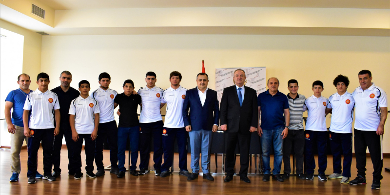 Vahram Dumanyan receives junior and youth wrestling teams