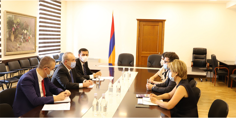 Министр НОКС РА Ваграм Думанян принял посла Великобритании в Армении Джона Галлагера