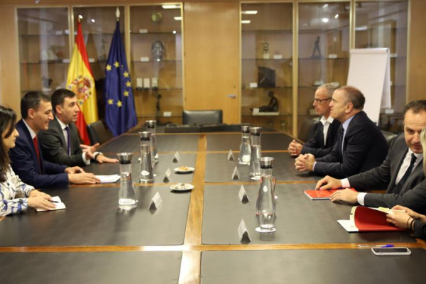 Заместитель министра ОНКС встретился с ответственными в сфере образования и спорта в Испании