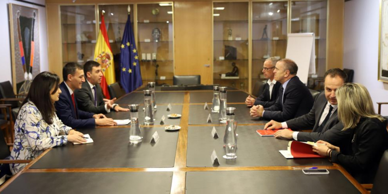 Заместитель министра ОНКС встретился с ответственными в сфере образования и спорта в Испании