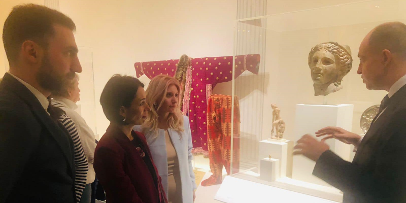 RA ESCS Minister views the Exhibition “Luxury and Power: Persia to Greece" at the British Museum