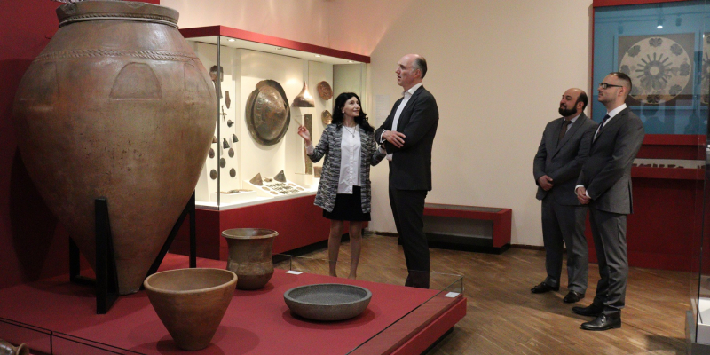 Միացյալ Թագավորության Եվրոպայի հարցերով նախարարը ծանոթացել է Հայաստանի պատմության թանգարանի հավաքածուներին