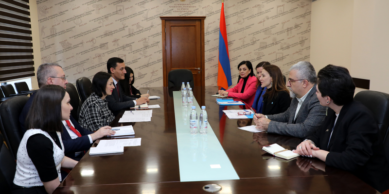 Zhanna Andreasyan receives the Director of UNICEF Regional Office for Europe and Central Asia
