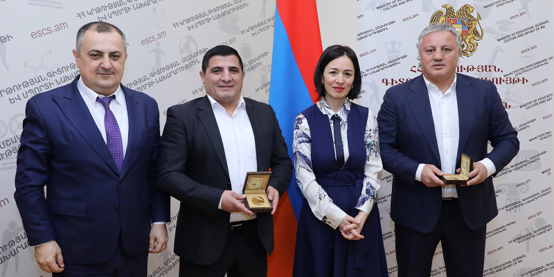 Armen Nazaryan and Vaghinak Galustyan are awarded the MoESCS Gold Medal